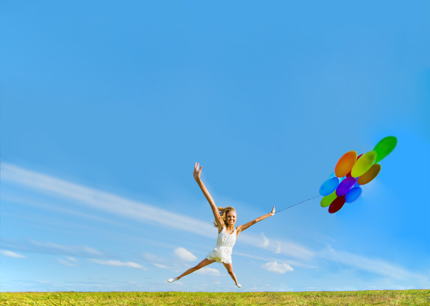  nainen hyppäämällä värikkäitä ilmapalloja
 - Valokuva, kuva