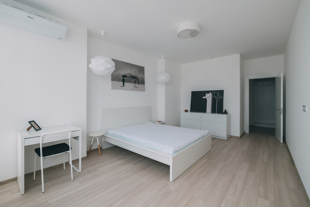 Interior luminoso con suelos en un apartamento moderno
 - Foto, Imagen