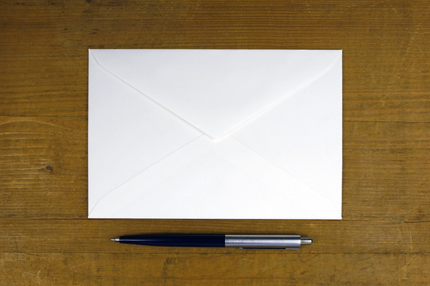 enveloppe blanche avec stylo sur fond en bois
 - Photo, image