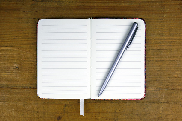 prázdný zápisník s perem na dřevěné pozadí - Fotografie, Obrázek