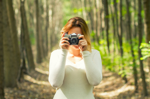 vrouw nemen foto in het bos - Foto, afbeelding