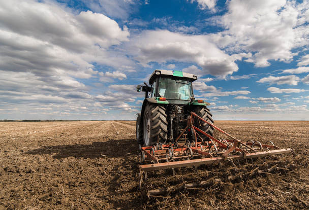 Трактор готовит землю
  - Фото, изображение