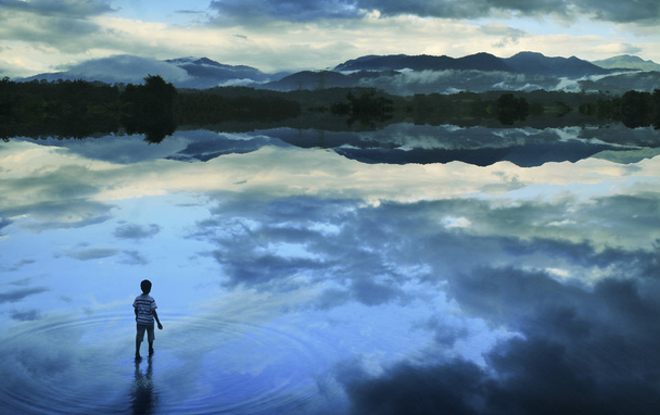 Boy walking in lake water - Foto, afbeelding