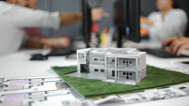 Biznesmen podpisała kontrakt za model architektoniczny domu. Z bliska. 4k - Materiał filmowy, wideo