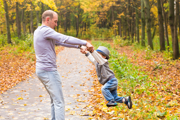 Father and son having fun outdoors - Foto, Bild