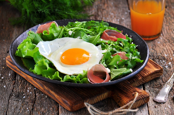 Marul, roka, parmesan ve jamon sahanda yumurta. Rustik gıda. - Fotoğraf, Görsel
