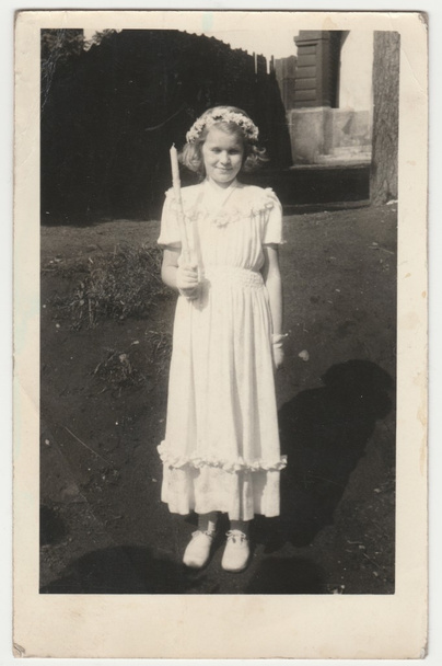 Ein Foto zeigt ein Mädchen nach ihrer Erstkommunion. Retro Schwarz-Weiß-Fotografie. - Foto, Bild