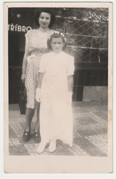 ビンテージ写真は、彼女の最初の聖体拝領後母と娘を示しています。レトロなブラック ・ ホワイトの写真. - 写真・画像