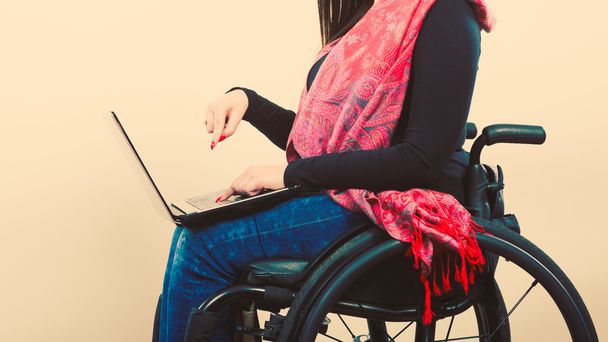 Crippled person with laptop  - Foto, Bild