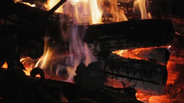 Κάψει η φωτιά με το ξύλο και τα πόδια - Πλάνα, βίντεο