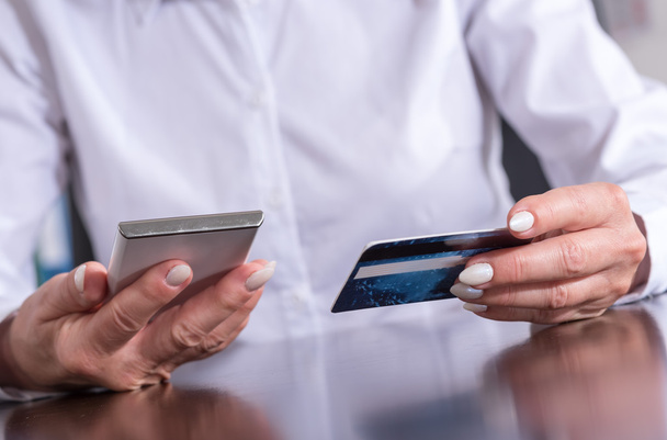 Online betaling met een smartphone - Foto, afbeelding