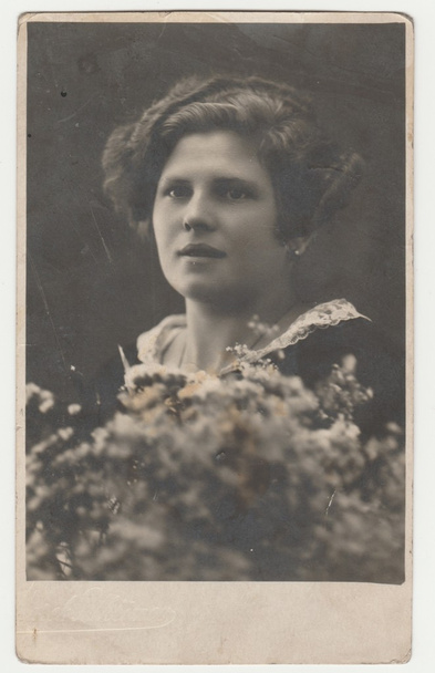 Foto vintage muestra a una mujer joven peinado eduardiano. Fotografía en blanco y negro retro
. - Foto, imagen