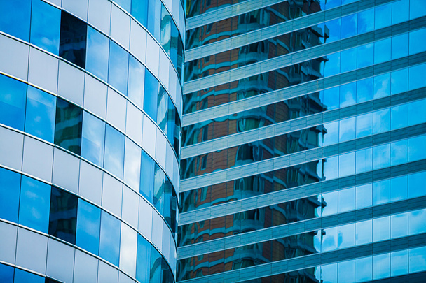 Highrise bâtiment en verre avec ciel et nuages réflexion
 - Photo, image