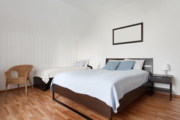 Маленькая спальня с двумя кроватями
 - Фото, изображение