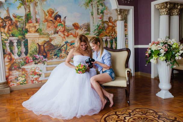 Wedding photographer showing photos  - Foto, imagen