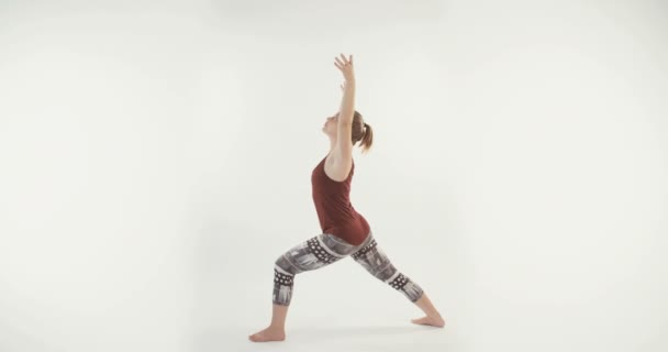 Jonge blonde vrouw uitvoeren van yoga  - Video