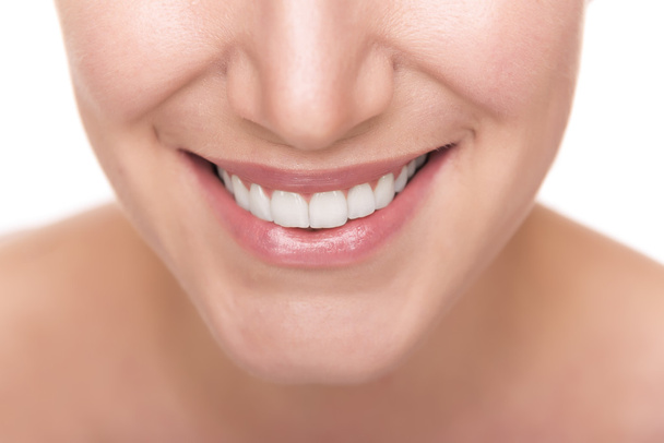 Glimlach met witte gezonde tanden. - Foto, afbeelding