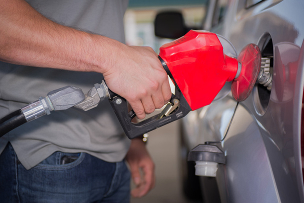 Gas creditcard bij de benzinestation gas prijzen gaan op en neer. prijzen die op en neer gaan, brandstof bij het lokale tankstation - Foto, afbeelding