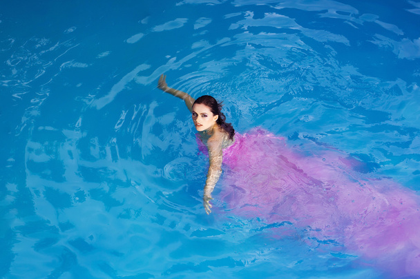 pretty sexy woman in swimming pool - Foto, afbeelding