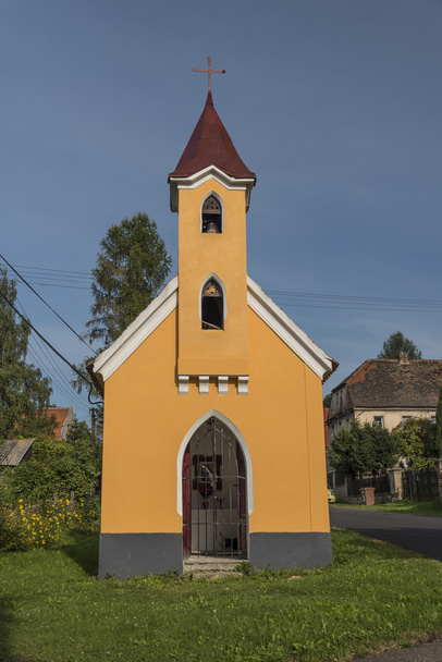Κίτρινο εκκλησάκι στο χωριό Sucha - Φωτογραφία, εικόνα