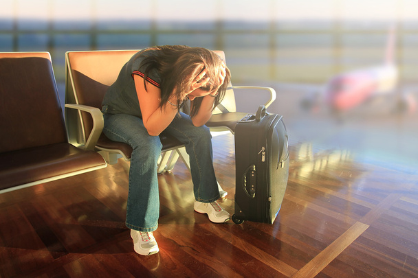 Депресивна жінка чекає на літак
 - Фото, зображення