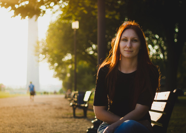 Nuori viehättävä nainen puistossa lähellä Washington muistomerkki
 - Valokuva, kuva