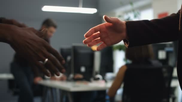 Businesspartners handshaking na succesvol samenwerken. - Video