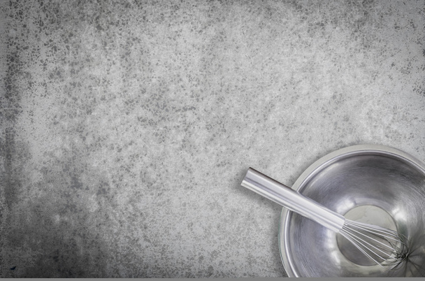 Яичный хлебобулочный измельчитель в металлической миске на фоне гранжа с копировальным пространством
 - Фото, изображение