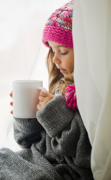 Aranyos kis lány a divatos téli ruhákat - Fotó, kép