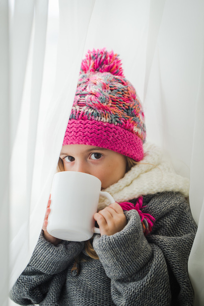 Schattig klein meisje in modieuze winterkleren - Foto, afbeelding