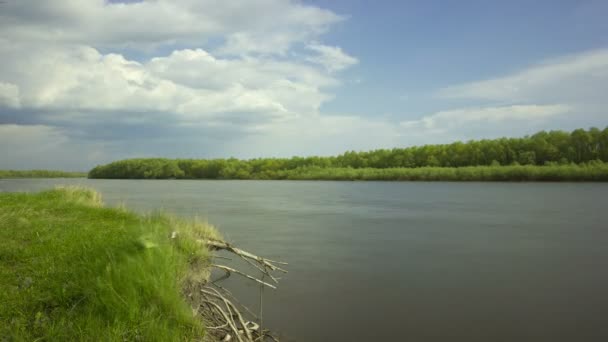 Nuvens sobre o rio. Desfasamento temporal. Paisagem. 4K (4096x2304) lapso de tempo sem aves, saída RAW
 - Filmagem, Vídeo