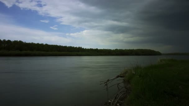 Krajobraz z rzeką i chmury. Upływ czasu. 4k (4096 x 2304) upływ czasu bez ptaków, Raw wyjście - Materiał filmowy, wideo