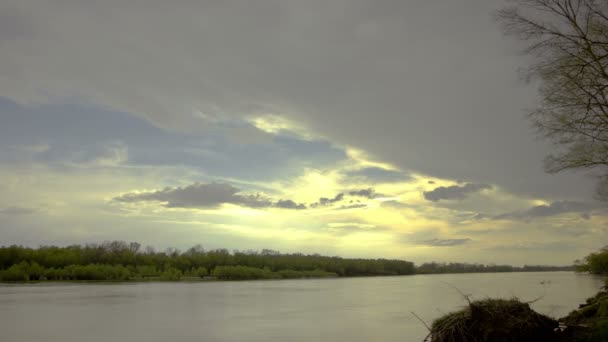 Krajina s řekou a mraky. Časová prodleva. 4k (4096 × 2304) časová prodleva bez ptáků, Raw výstup - Záběry, video
