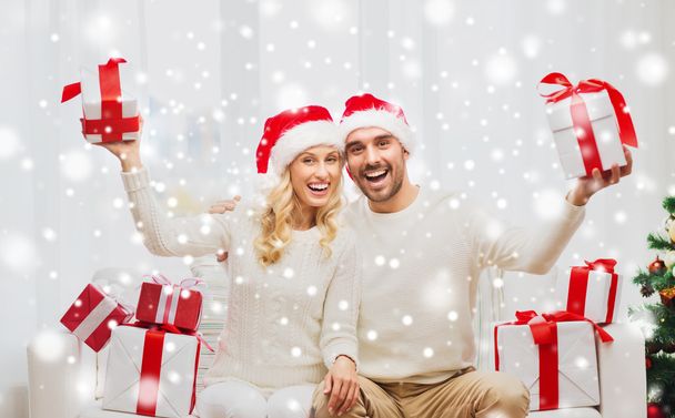幸せなカップル自宅クリスマス ギフト ボックス - 写真・画像