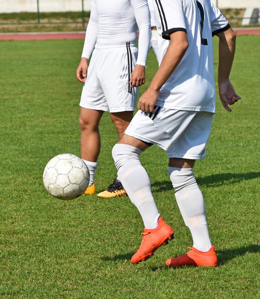 Jogadores de futebol com uma bola
 - Foto, Imagem