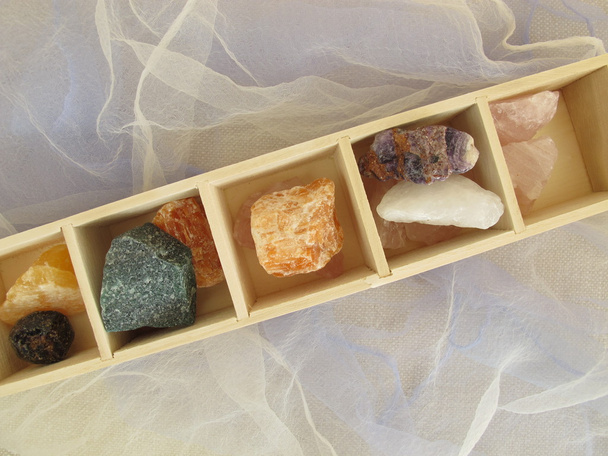 Πέτρες για θεραπεία με κρυστάλλους σε ξύλινο κουτί - Φωτογραφία, εικόνα