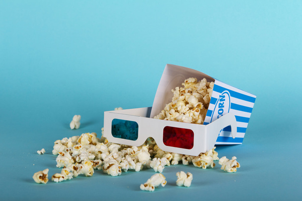 Secchio di popcorn sullo sfondo blu
 - Foto, immagini