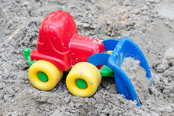 детская машина в песке
 - Фото, изображение