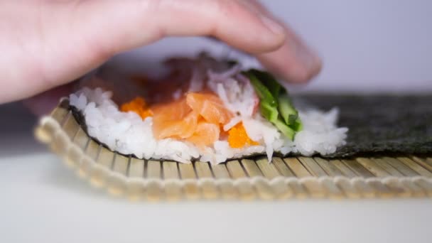 sushi rullina päätöksenteossa miehen sormet
 - Materiaali, video