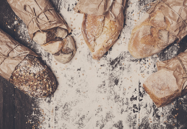 Fondo concepto panadería. Tipos de pan con espacio de copia
 - Foto, Imagen