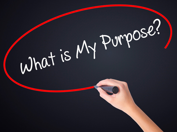 Escritura de la mano de la mujer ¿Cuál es mi propósito? con un marcador sobre el transp
 - Foto, imagen