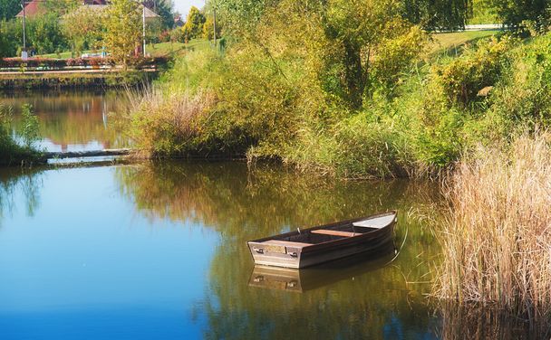 yksinäinen vene järvellä - Valokuva, kuva