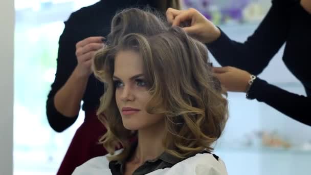 cabeleireiro faz vestido de cabelo menina bonita em um salão de beleza
 - Filmagem, Vídeo
