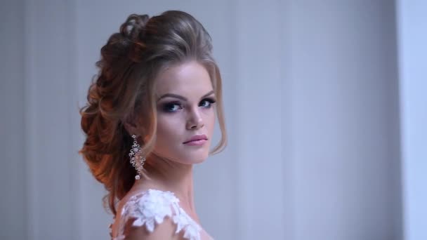 Gyönyörű fiatal menyasszony jelentő dolly lassú mozgás - Felvétel, videó