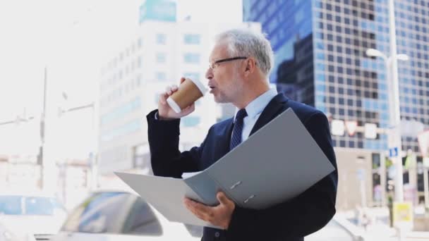 senior businessman with coffee and folder in city - Záběry, video