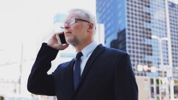 senior businessman calling on smartphone in city - Video