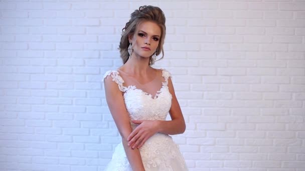 ドリー スローモーションをポーズ美しい若い花嫁 - 映像、動画