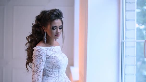 Gyönyörű fiatal menyasszony jelentő dolly lassú mozgás - Felvétel, videó