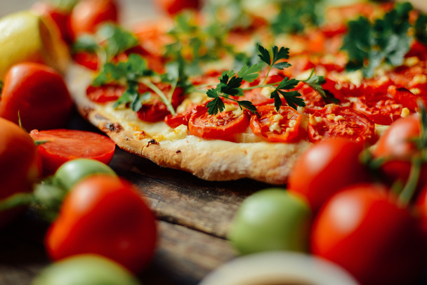 La carne casera ama la pizza con salchicha de pepperoni y tocino. Hogar.
 - Foto, Imagen