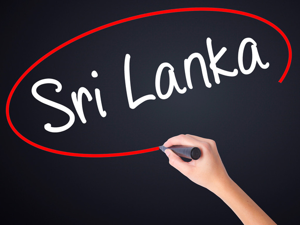 Mulher Mão Escrevendo Sri Lanka com um marcador sobre javali transparente
 - Foto, Imagem
